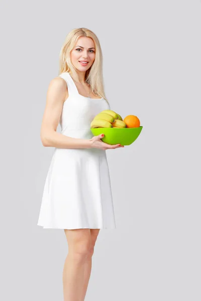 Kobieta ze świeżymi owocami. diety — Zdjęcie stockowe