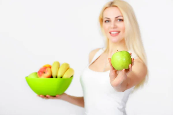 Frau mit frischen Früchten. Ernährung — Stockfoto