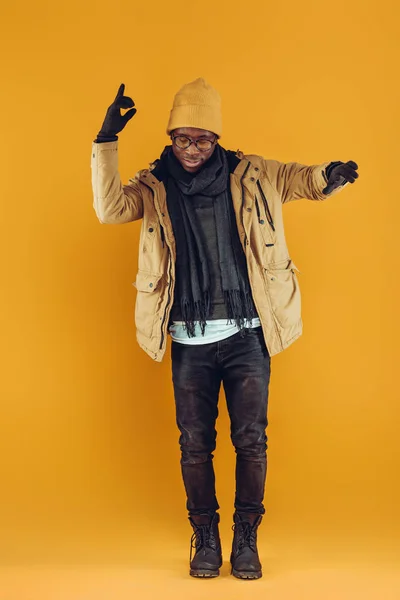 Hombre afroamericano posando sobre fondo gris — Foto de Stock