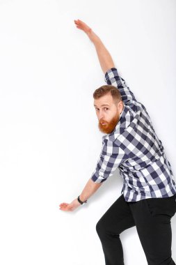 kopya alanı işaret eden sakallı.