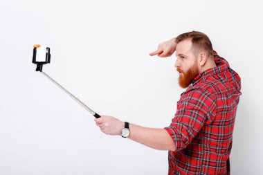 adam selfie telefona yapar.