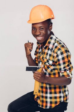 Afrikalı-Amerikalı Oluşturucu ölçüm bandı kullanır