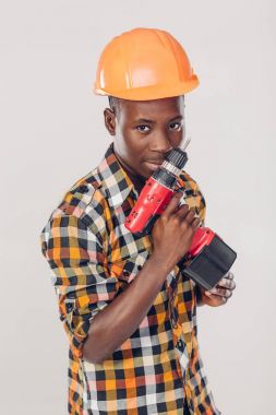 Afro-Amerikan işçi elektrikli tornavida kullanır