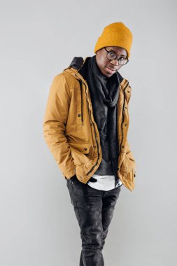 Afrikalı-Amerikalı adam gri arka plan üzerinde poz