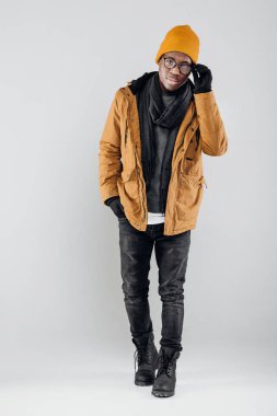 Afrikalı-Amerikalı adam gri arka plan üzerinde poz