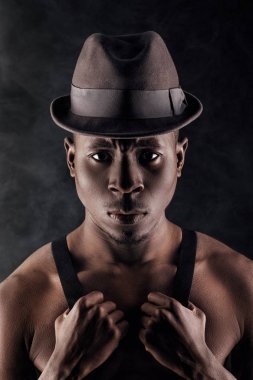 Afro-Amerikan adam şapka ve pantolon askısı