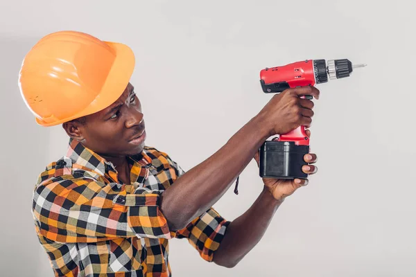 Afryki amerykański pracownik używa Wkrętak elektryczny — Zdjęcie stockowe