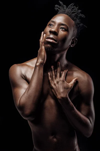 Портрет афро-американських людини на чорному тлі — стокове фото