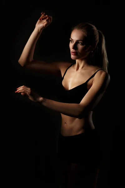 黒い背景にスポーツ金髪女性 — ストック写真