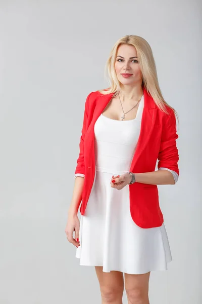 Mujer en vestido blanco y chaqueta roja — Foto de Stock