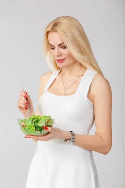 Mujer en vestido blanco con ensalada fresca — Foto de Stock