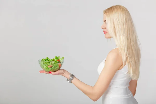 Kvinna i vit klänning med fräsch sallad — Stockfoto