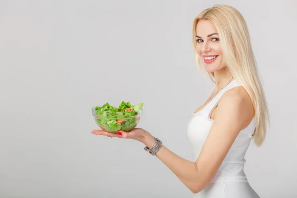 Mujer en vestido blanco con ensalada fresca — Foto de Stock