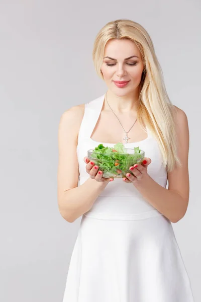 Mujer en vestido blanco con ensalada fresca —  Fotos de Stock