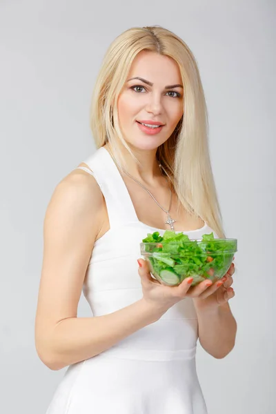 Mujer en vestido blanco con ensalada fresca —  Fotos de Stock