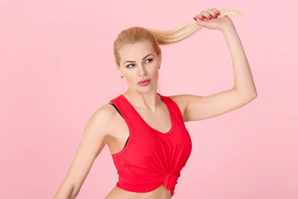 Mujer en ropa de fitness rojo —  Fotos de Stock