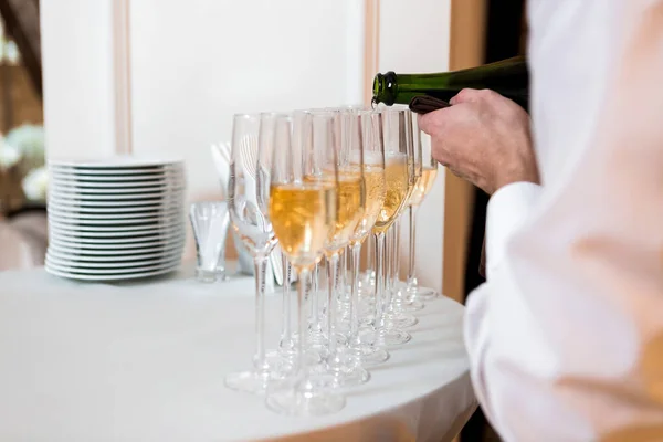 Číšník nalil šampaňské — Stock fotografie