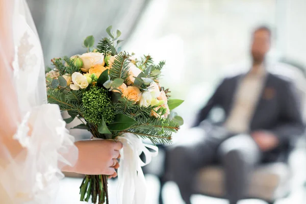 Brides ręce przytrzymaj Bukiet białych róż — Zdjęcie stockowe