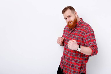 Kırmızı saç ve sakal ekose gömlekli adam