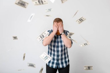 Para yağmur altında adam ayakta