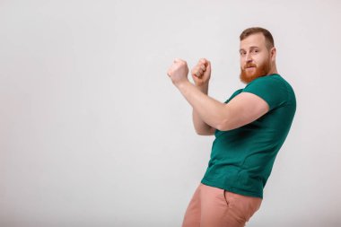 Kızıl Sakal adam gri arka plan üzerinde.