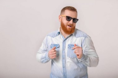 sakallı adam güneş gözlüğü ve kot gömlek