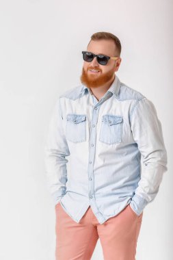 sakallı adam güneş gözlüğü ve kot gömlek