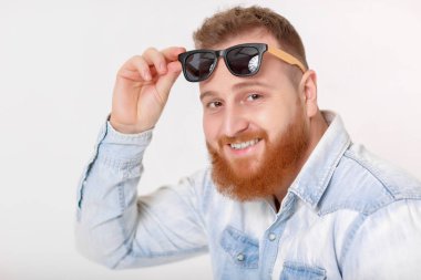 sakallı adam güneş gözlüğü ve kot gömlek