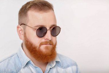 sakallı adam güneş gözlüğü ve kot gömlek
