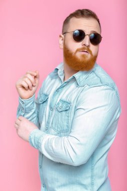 sakallı adam güneş gözlüğü ve kot gömlek