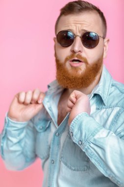sakallı adam güneş gözlüğü ve kot gömlek