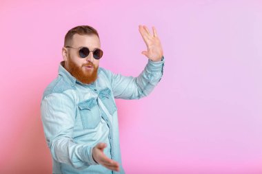 sakallı adam güneş gözlüğü ve kot gömlek