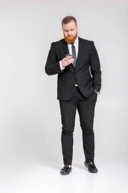 İş adamı telefonda konuşuyor.