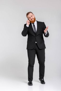 İş adamı telefonda konuşuyor.