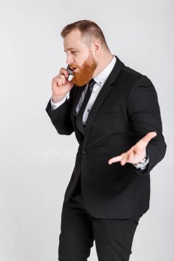 İş adamı telefonda konuşuyor.