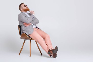 Takım elbiseli adam sakal