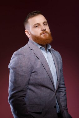 Takım elbiseli adam sakal