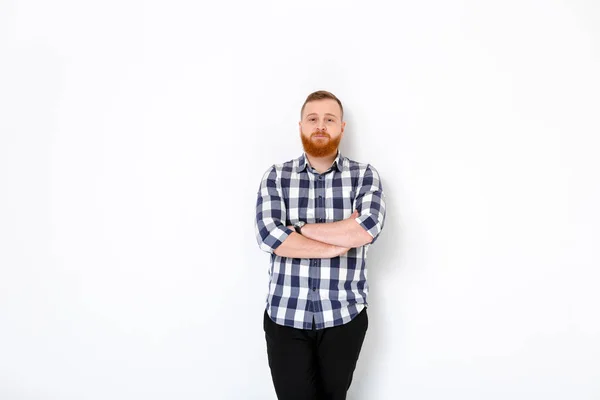 Homme aux cheveux roux et barbe en chemise à carreaux — Photo