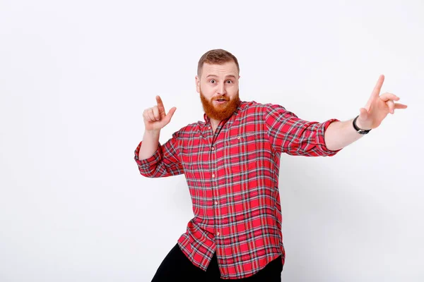 Hombre con pelo rojo y barba en camisa a cuadros —  Fotos de Stock