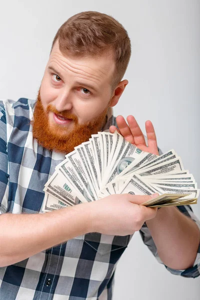 Uomo con la barba che detiene un lotto di banconote da cento dollari — Foto Stock