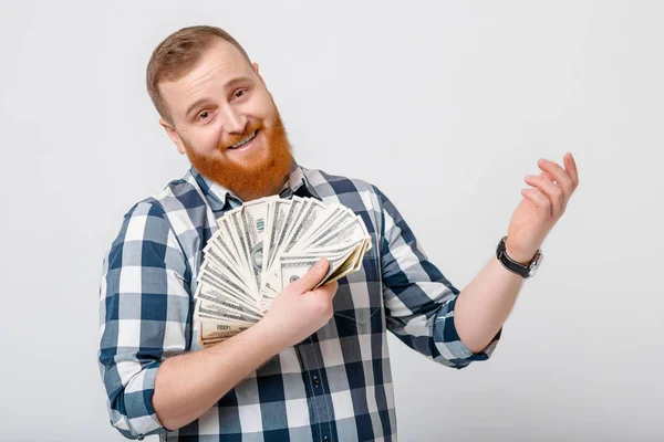 Uomo con la barba che detiene un lotto di banconote da cento dollari — Foto Stock