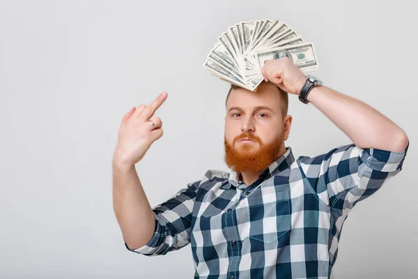 Férfi szakállal gazdaság sok száz dollár számlák — Stock Fotó