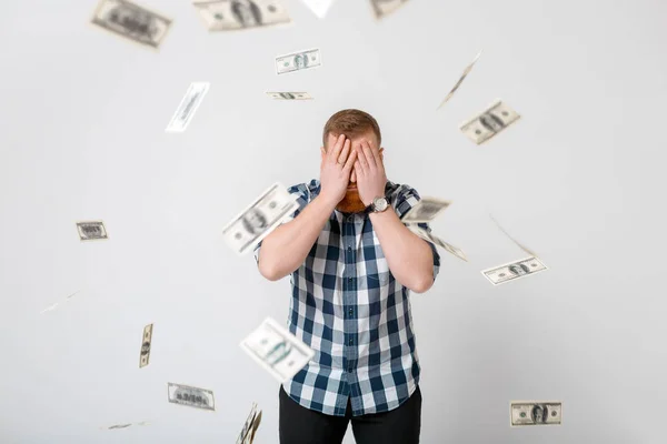 Hombre de pie bajo la lluvia dinero — Foto de Stock