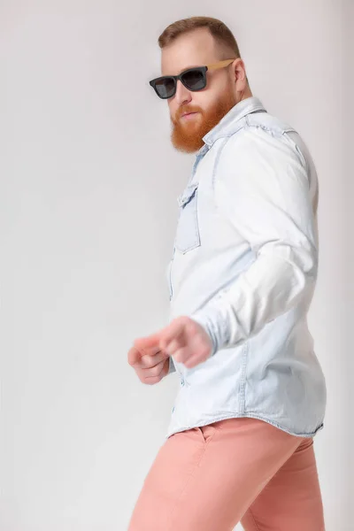 Homem barba em óculos de sol e camisa jeans — Fotografia de Stock