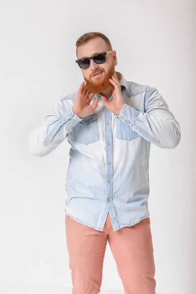 Broda człowiek w okularach słonecznych i koszula dżinsowa — Zdjęcie stockowe