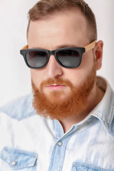 Uomo barba in occhiali da sole e camicia di jeans — Foto Stock