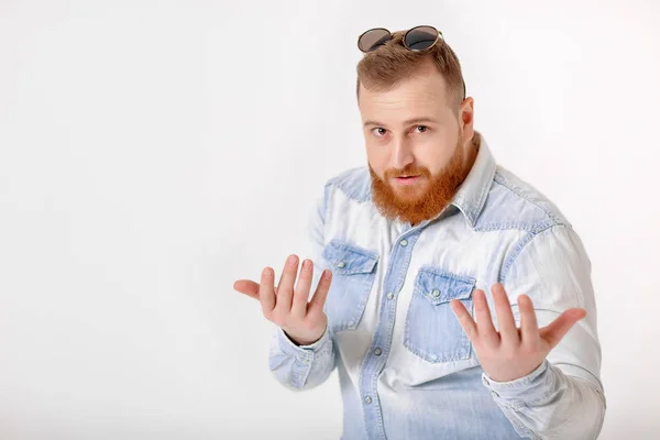 Homem barba em óculos de sol e camisa jeans — Fotografia de Stock