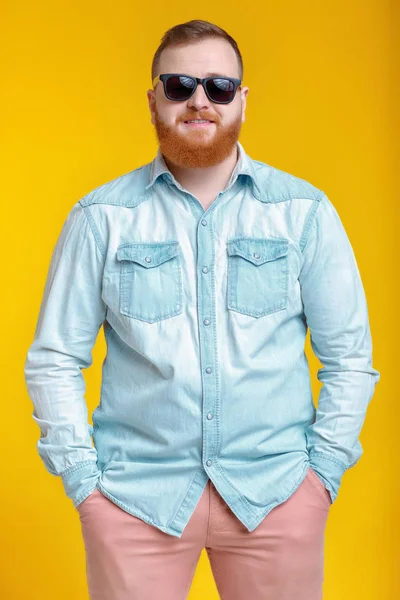 Homem barba em óculos de sol e camisa jeans — Fotografia de Stock