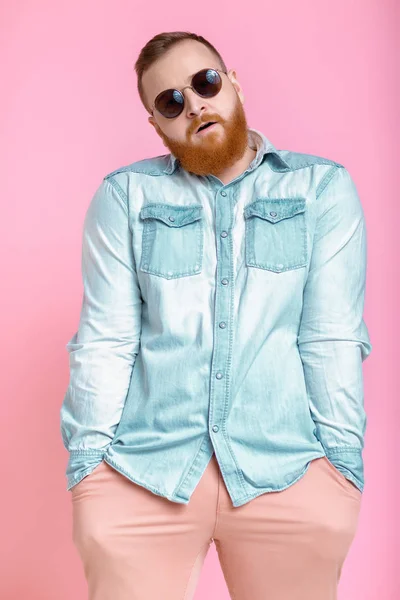 Baard man in zonnebrillen en denim overhemd — Stockfoto