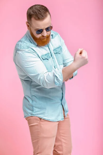 Broda człowiek w okularach słonecznych i koszula dżinsowa — Zdjęcie stockowe
